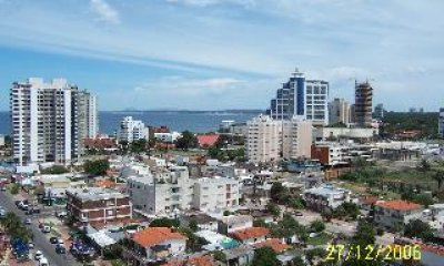 Venta y alquiler en la Brava, 1 dormitorio, baño, pileta y servicios.