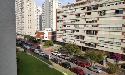venta de apartamento en la brava, 1 dormitorio y medio, baño, piscina, balcon.