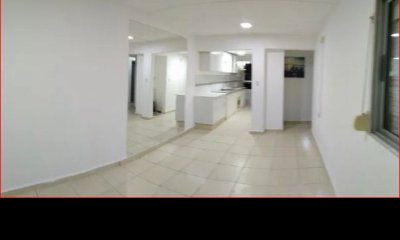 Venta de apartamento en el centro de Maldonado, 4 dormiorios, 1 baño, estacionamiento.