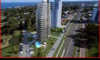 Venta de apartamento a estrenar, 2 dormitorios, 2 baños, balcon, muy buena vista, con todos los servicios.