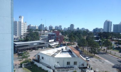 Venta y alquiler de apartamento en la Mansa, 2 dormitorios, 2 baños, servicios y buena vista.-