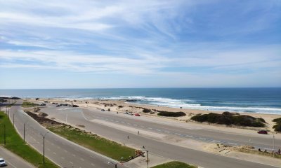 Venta y alquiler de apartamento en la brava, 2 dormitorios, 2 baños, piscina, gran vista al mar.