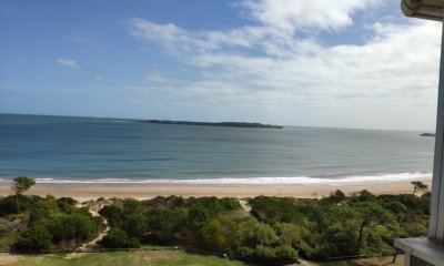 Venta de apartamento en la Mansa, 3 dormitorios, 3 baños, servicio con baño, terraza, gran vista a la bahía.