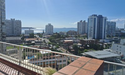 Venta de apartamento penthouse en la brava, 2 dormitorios y 2 baños con terraza con vista a la Mansa