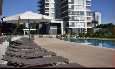 Alquiler y venta de apartamento en la Brava, 3 dormitorios, 4 baños, todos los servicios.