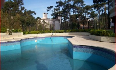 Venta de apartamento en la Roosevelt, 2 dormitorios, 3 baños, balcon, servicios.