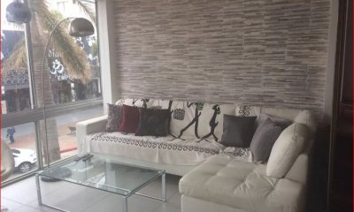 Venta y alquiler de apartamento en peninsula, 3 dormitorios, 2 baños, a mano de todo.