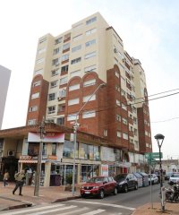 Venta de apartamento en entrepiso en maldonado centro, local amplio, baño compartido.