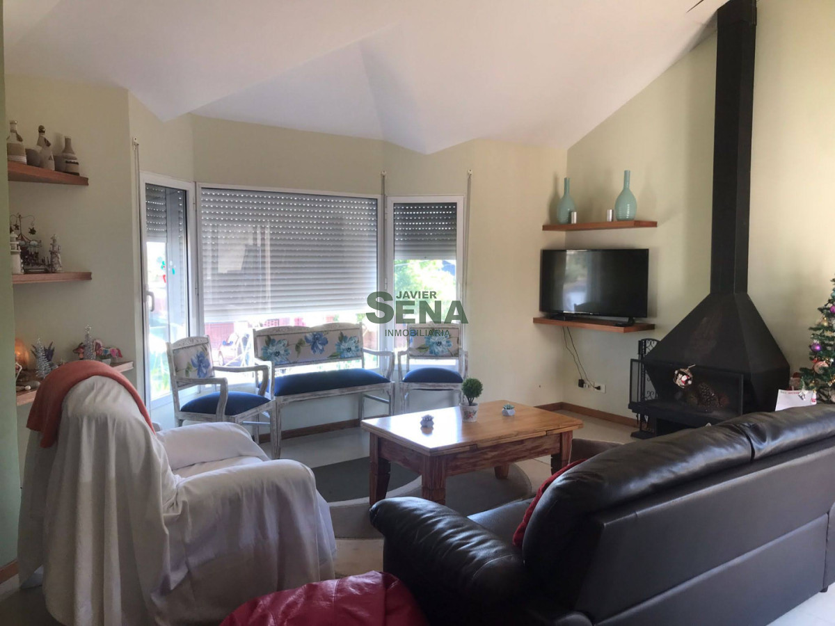 Venta de hermosa casa de 220 m2 en Lausana 3 dorm, 2 baños, buena construccion.