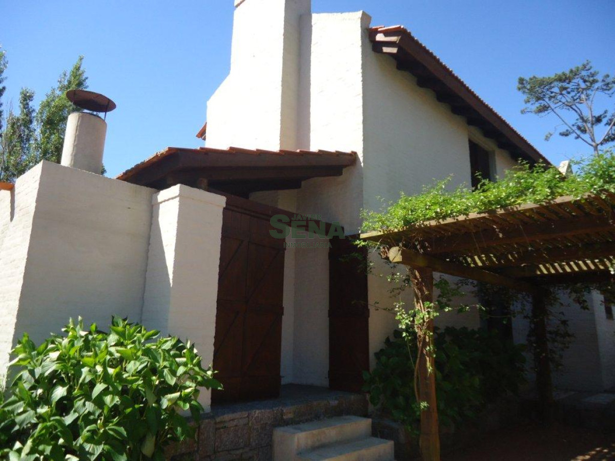 Venta de casa en Pinares, 2 dormitorios, 2 baño, cerca del mar.