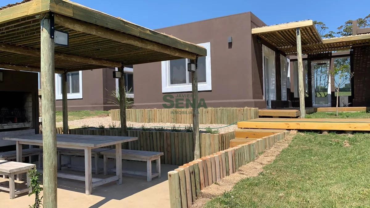 Venta de casa 3 dormitorios en la barra, 3 baños, gran parque. - GoPunta - Portal Inmobiliario de Punta del Este - Maldonado