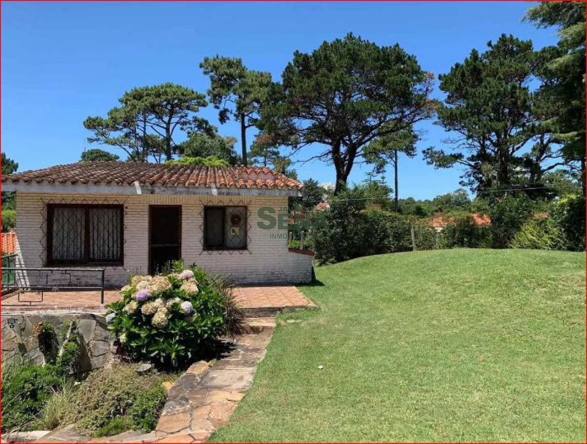 Venta de casa en Cantegril, 6 dormitorios, 4 baños, buen terreno y lindo lugar. - GoPunta - Portal Inmobiliario de Punta del Este - Maldonado
