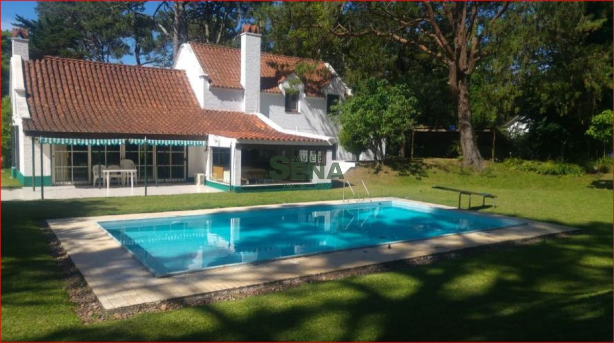 Alquiler de casa en la mansa, 4 dormitorios, 4 baños, piscina, buen parque, buen entorno cerca del mar.