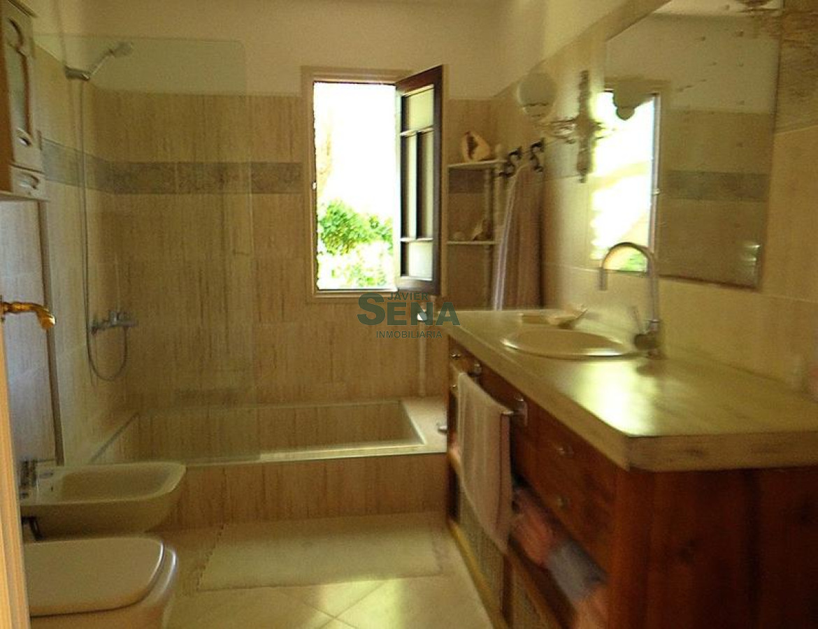 Venta y alquiler de casa en la La Barra, 4 Dormitorios y amplios Ambientes - GoPunta - Portal Inmobiliario de Punta del Este - Maldonado