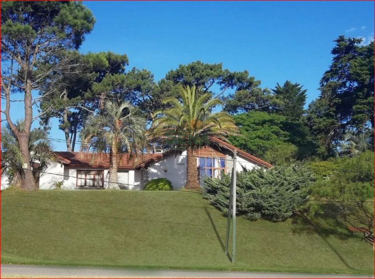 Alquiler de casa en la mansa, 4 dormitorios, 3 baños, precioso lugar cerca del mar.