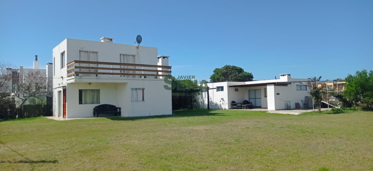 venta de casa de 2 dormitorios, 2 baños, en bal bs as a media cuadra del mar.