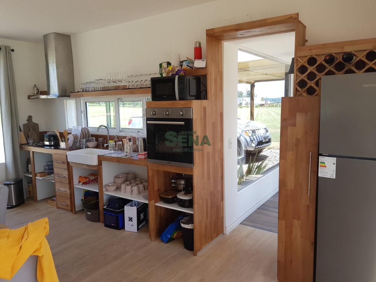 Venta de casa 3 dormitorios en la barra, 3 baños, gran parque. - GoPunta - Portal Inmobiliario de Punta del Este - Maldonado