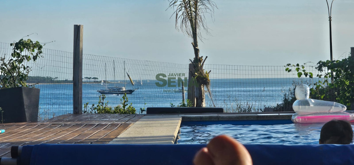 venta de importante casa en gran terreno frente a la playa Mansa
