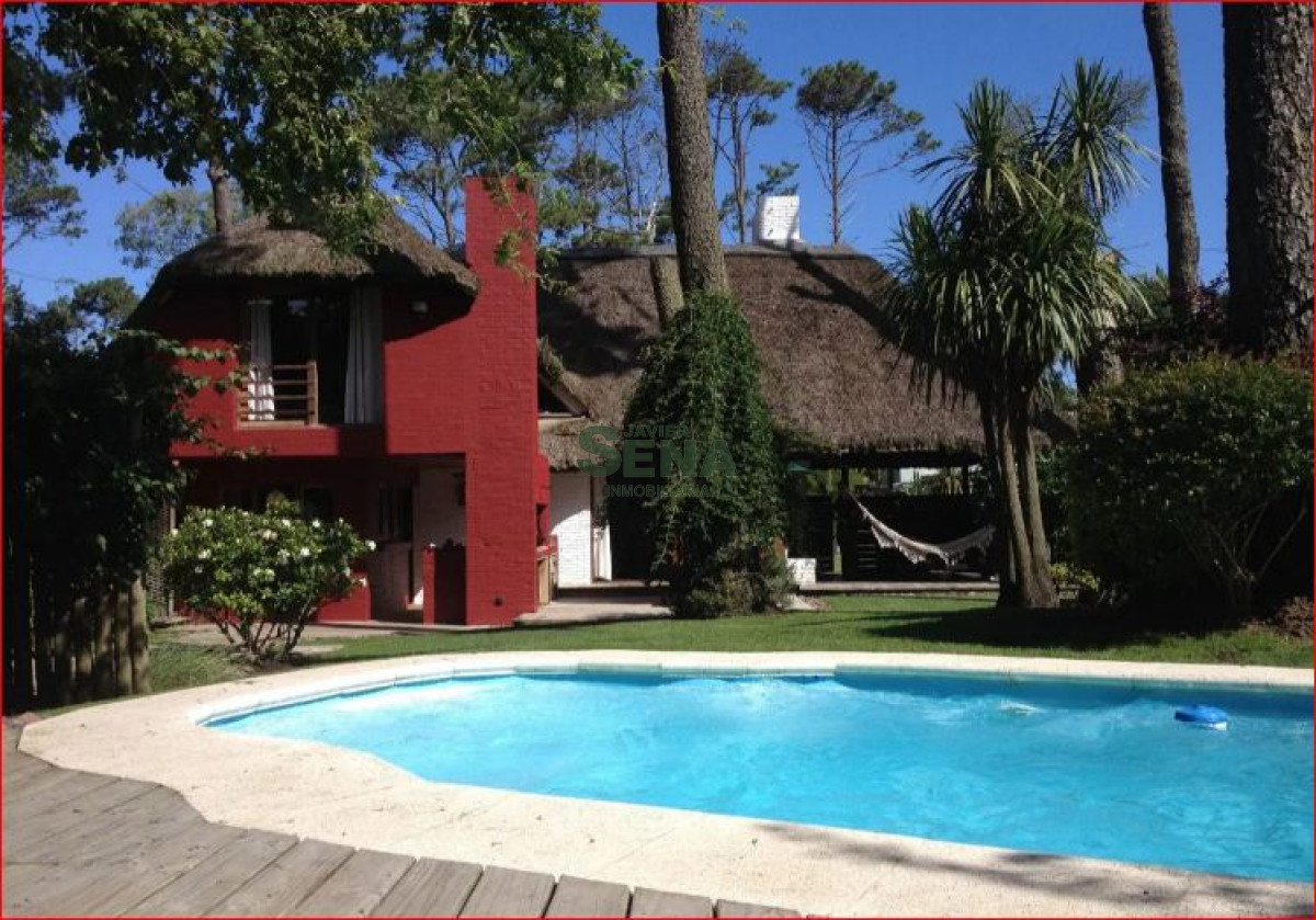 Alquiler de casa en Pinares, 3 dormitorios, 3 baños, piscina, bujen parque.