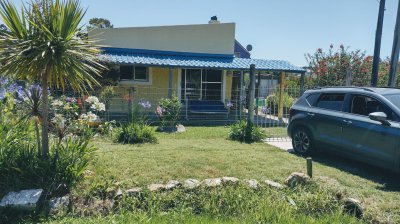 Venta de casa en Brio. Buenos Aires, de 2 dorm, baño, buen parque.
