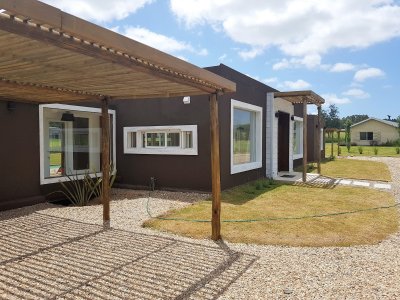 Venta de casa 3 dormitorios en la barra, 3 baños, gran parque.