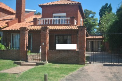 Alquiler de casa en Pinares, 3 dormitorios, 2 baños, piscina, parque, lindo lugar.