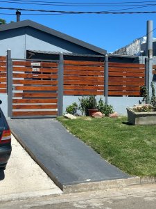 Venta de casa en Barrio Tasano, de 2 dormitorios, baño a nuevo.
