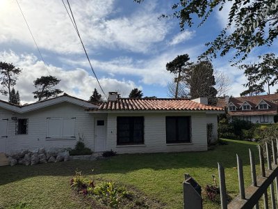 Alquiler anual de hermosa casa en la mansa, 3 dormitorios, 3 baños.