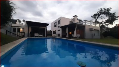 Venta de Casa en Rincon del Indio, 4 dormitorios, 4 baños, piscina climatizada.