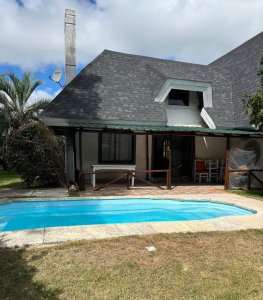 Venta de casa en Pinares, buena cabaña, 3 dormit. 2 baños, con piscina.