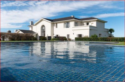 Venta y alquiler de casa en playa Mansa, Espectacular Mansion, 8 dormitorios, 8000M2 de tierra, se puede construir 8 niveles.     