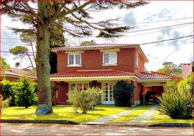 Venta de casa en la Mansa, 5 dormitorios, 4 baños, cerca del mar.