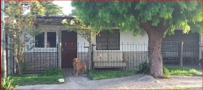 Venta de casa en las Delicias, 2 dormitorios, baño, lindo lugar para vivir todo el año.