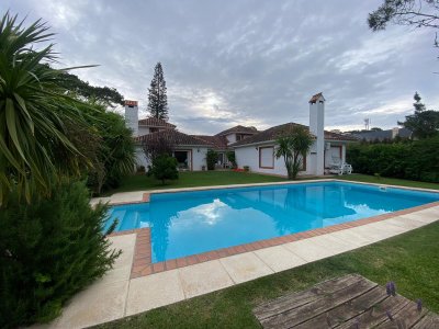 Alquiler de amplia casa con piscina en San Rafael, 4 dormitorios, 4 baños, y a dos cuadras de playa Brava