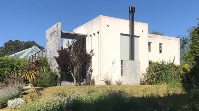 Alquiler de casa en Rincon del Indio, 3 dormitorios, 2 baños, buen parque cerca del mar.