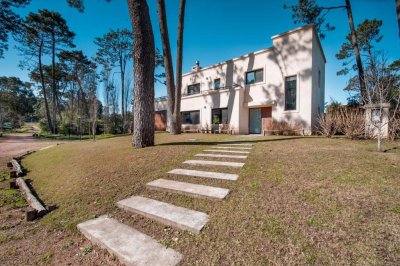 Venta de Casa en Pinares,  2 dormitorios en suite, con todos los beneficios de estar dentro de un barrio privado en el corazón de Pinares.