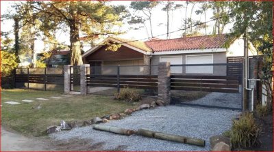 Alquiler de casa en la Mansa, 5 dormitorios, 4 baños, piscina, lindo parque cerca del mar.