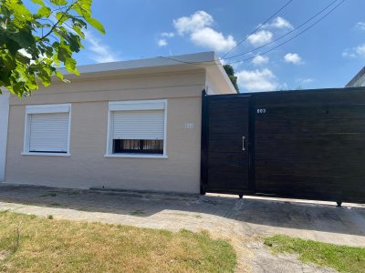 Venta de casa de 2 dormitorios, baño,  en centro de Maldonado.