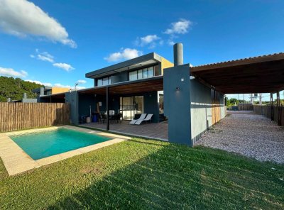 Venta de casa en las grutas, 3 dormitorios, 3 baños, divino lugar.