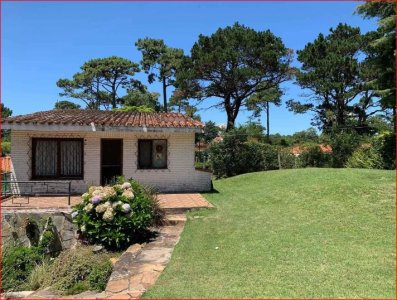 Venta de casa en Cantegril, 6 dormitorios, 4 baños, buen terreno y lindo lugar.