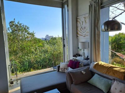 Venta de casa en Chihuahua, 3 dormitorios, 3 baños, amplia luminosa moderna en dos plantas y con vista.