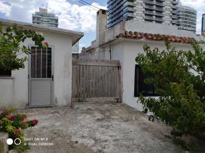 Alquiler y Venta de casa en la Pda 2 brava, 2 dormitorios, baño, con apto en el fondo. 
