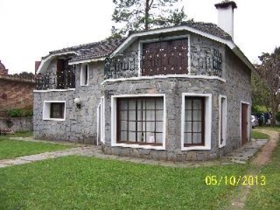 Venta de casa en PINARES, 4 DORMITORIOS, 2 BAÑOS, SOLIDA CASA.