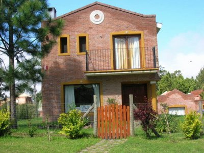 venta en Altos del Pinar, 3 dormitorios, 2 Baños, gran parque, parrilla, cerca del mar.