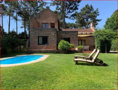 Alquiler de casa en Pinares, 3 dormitorios, 2 baños, piscina, cerca del mar.