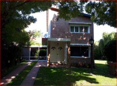 Venta de casa en Santa Fe Argentina, 2 domitorios, 2 baños, buen lugar.