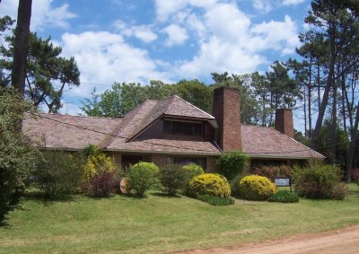 VENTA Y ALQUILER DE HERMOSA CASA CON VARIAS HABITACIONES, BARBACOA Y PISCINA EN ZONA PRIVILEGIADA DEL GOLF.