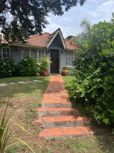 Casa en venta Jardines de córdoba, 4 dormitorios en suite, parrillero y garaje.