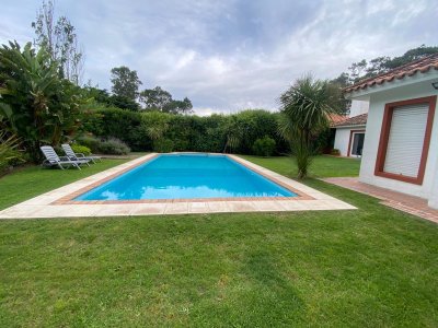 Alquiler de amplia casa con piscina en San Rafael, 4 dormitorios, 4 baños, y a dos cuadras de playa Brava