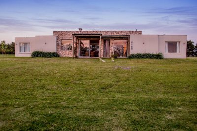 Alquiler y venta de casa barrio privado cerca de Fasano, dormitorios.